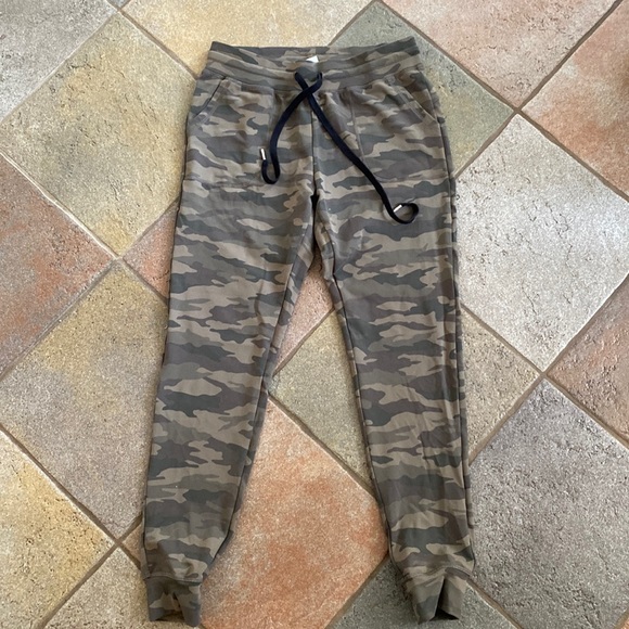 Zyia Camo Unwind Joggers 